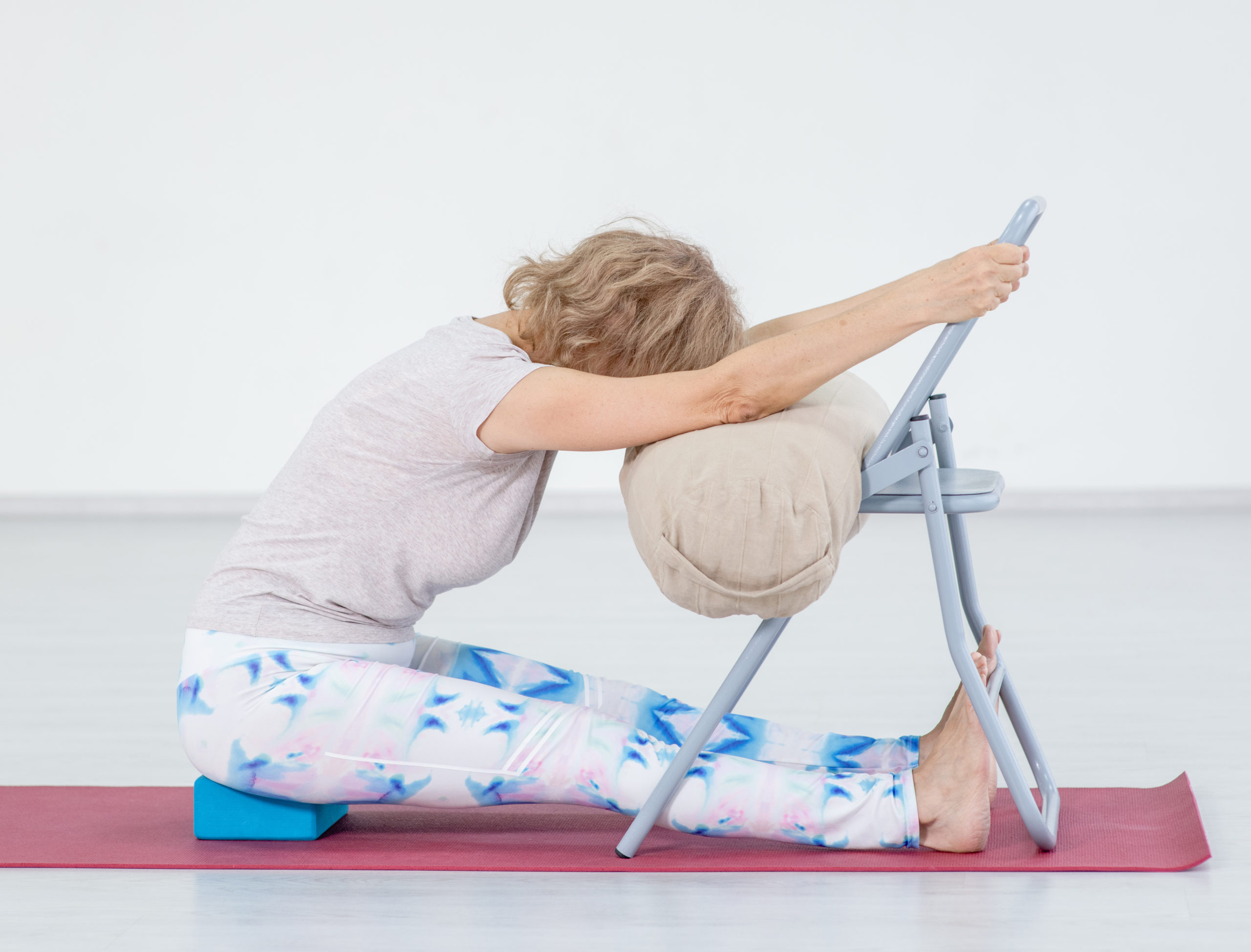 Chair Yoga pose. Utkatasana. Elderly woman practicing yoga asana. Healthy  lifestyle. Flat cartoon character. Vector illustration 29193948 Vector Art  at Vecteezy